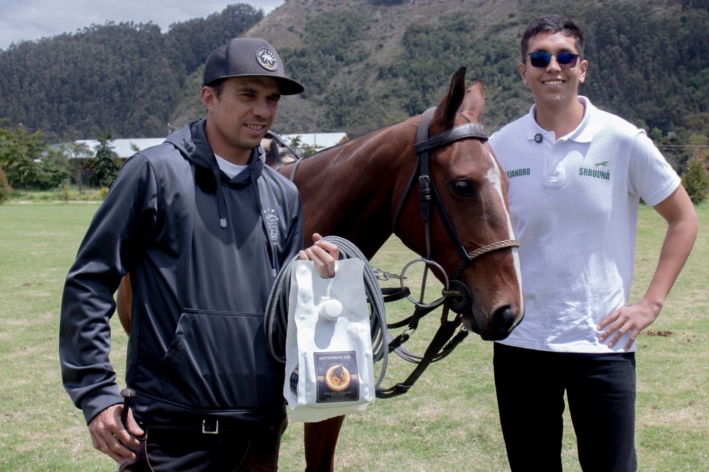 Equipo NUTRIWAXX-EQI con el pack Premium junto al caballo