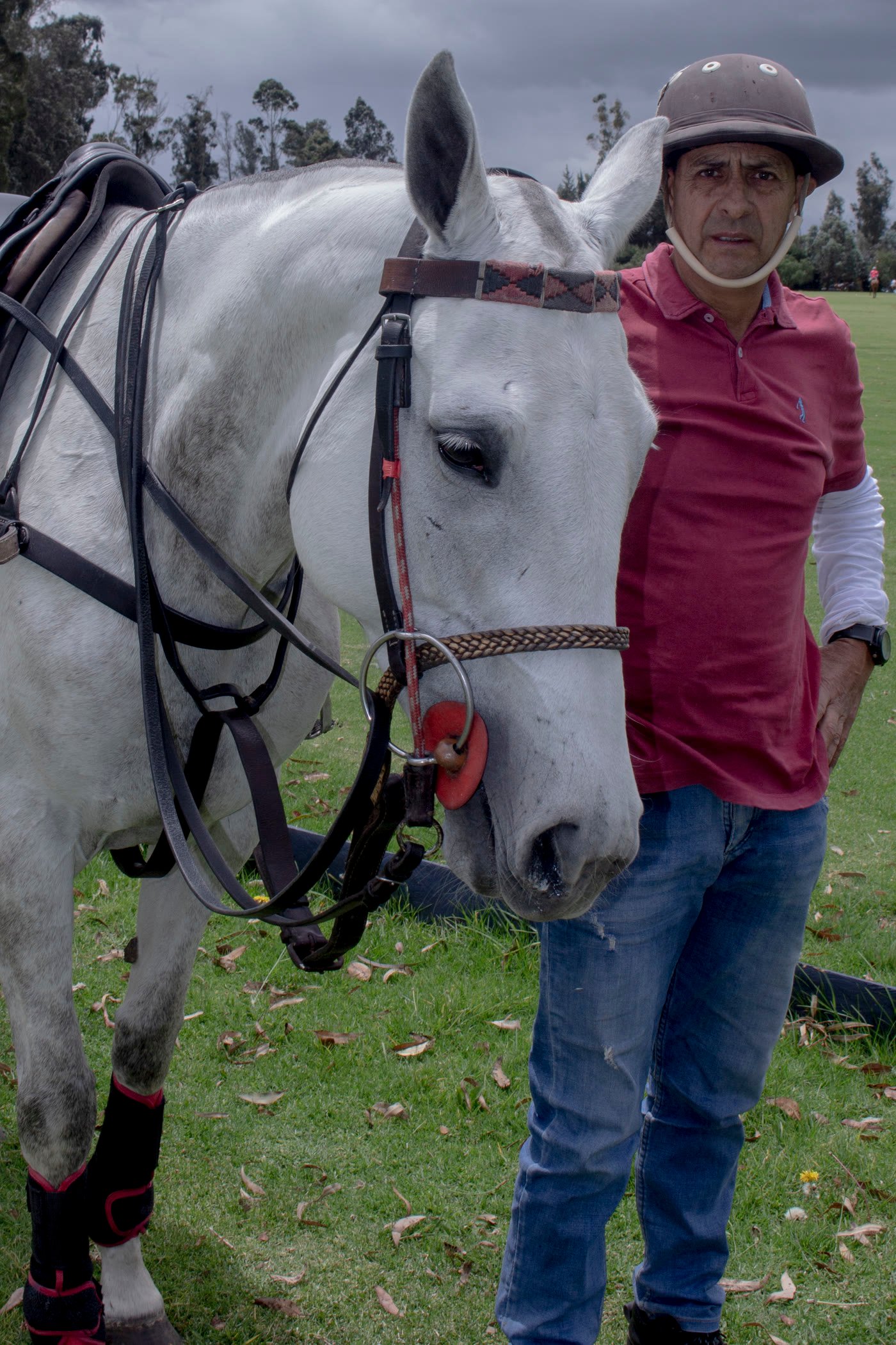 Jinete de polo junto a su caballo, retrato