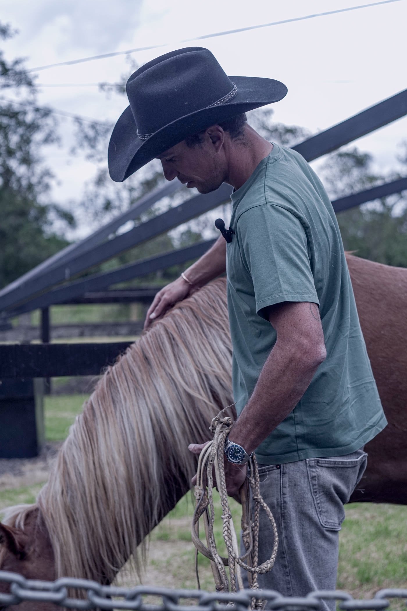 Retrato de criador junto a su caballo