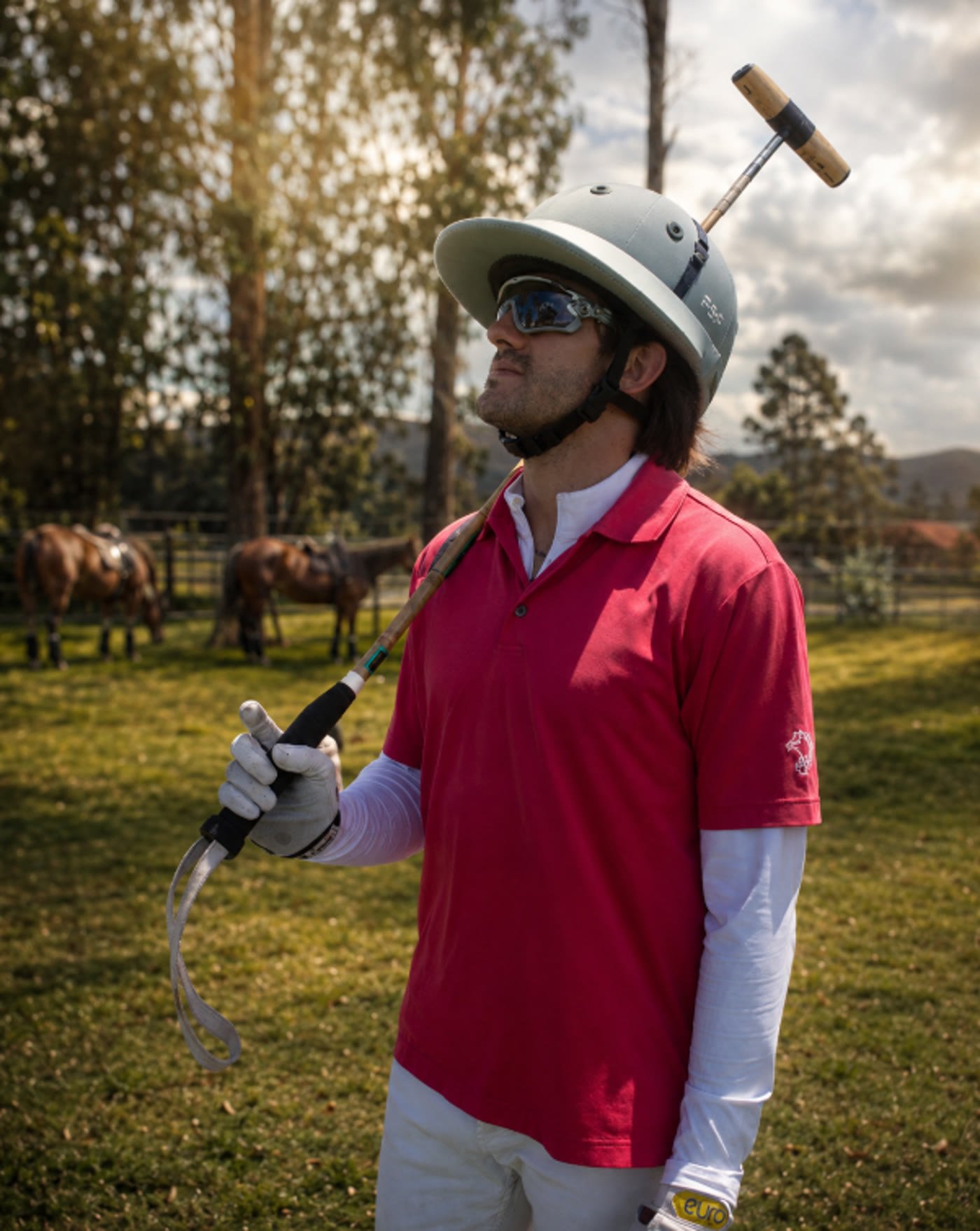 Pack NUTRIWAXX-EQI Premium en la cancha, junto a jinete de polo a caballo